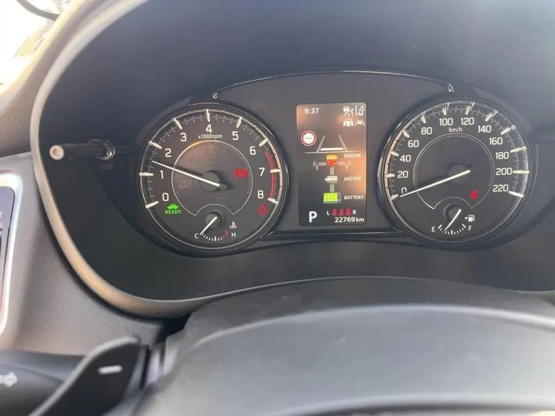 Vue rapprochée du tableau de bord du Suzuki S-Cross 2024, affichage numérique et compte-tours analogiques noirs.