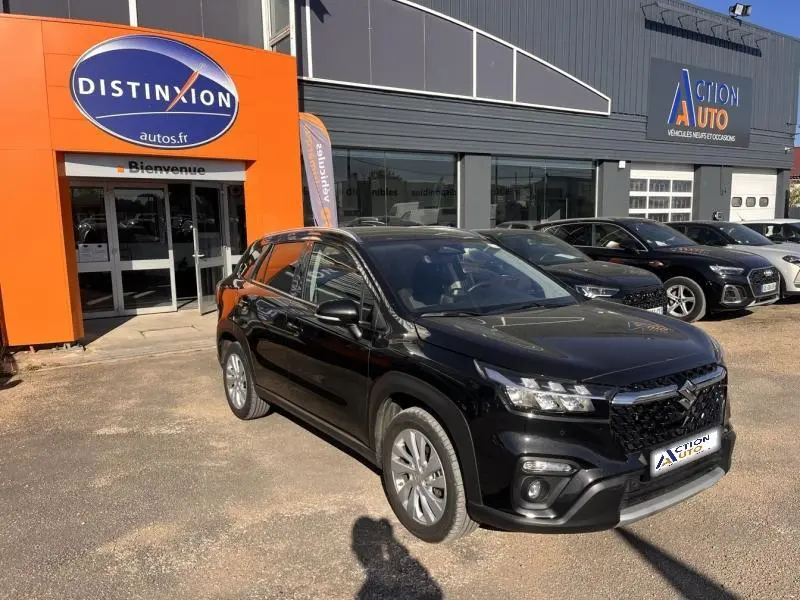 Suzuki S-Cross 2024 Cosmic Black Pearl en 3/4 avant droit, avec calandre noire et jantes alu visibles.