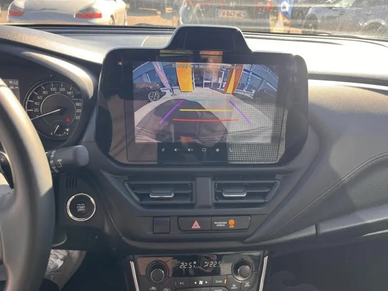 Vue intérieure du tableau de bord du Suzuki S-Cross Cosmic Black Pearl, écran tactile affichant la caméra de recul.