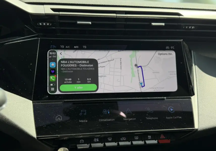 Vue rapprochée de l’écran tactile central 10’’ du Peugeot 308 Hybrid gris Artense avec navigation connectée affichée.