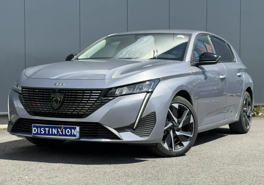 PEUGEOT 308 Hybrid gris Artense en 3/4 avant droit, avec calandre noire et jantes alliage 17'' diamantées.