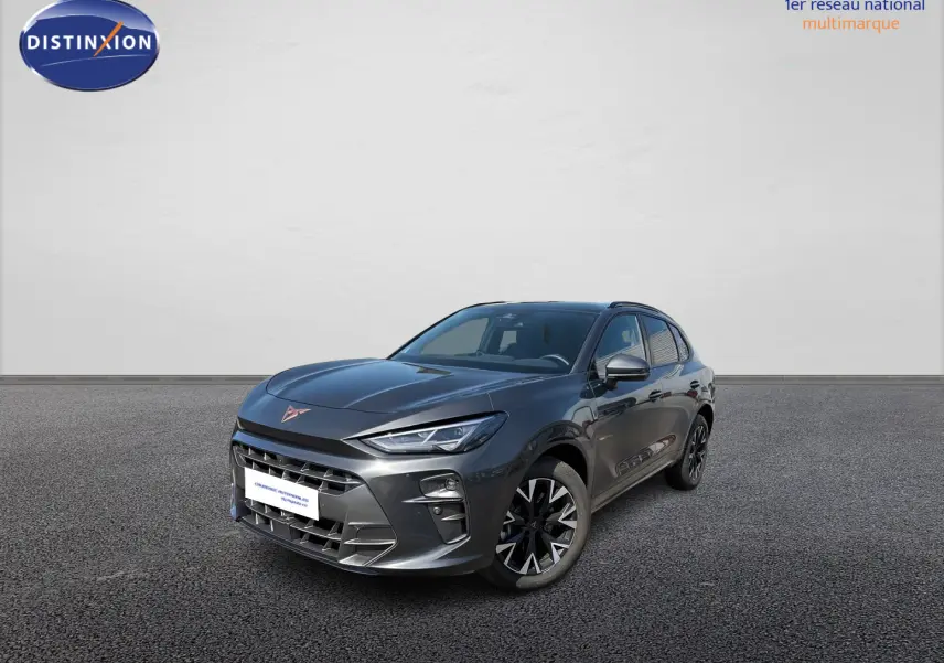 CUPRA Terramar gris en 3/4 avant droit, avec jantes 18'' anthracites et signature lumineuse Tri-LED.