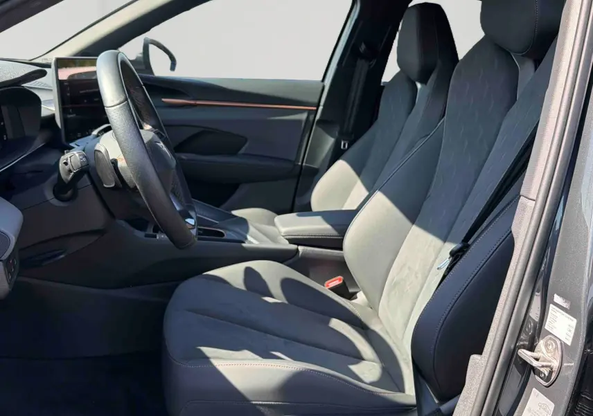 Vue intérieure côté conducteur de la CUPRA TERRAMAR 1.5 eHybrid grise, sièges avant en cuir et alcantara avec réglages électriques.