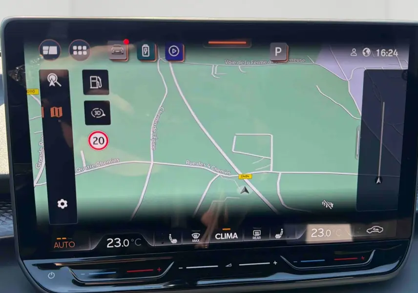 Écran tactile HD 12,9 pouces du système de navigation du CUPRA TERRAMAR 1.5 eHybrid en intérieur.