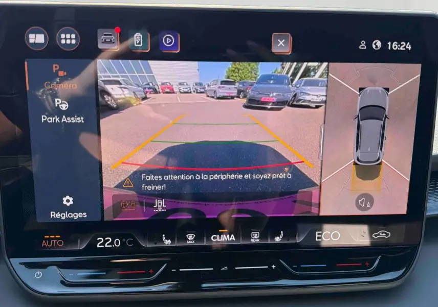 Écran tactile HD 12,9 affichant la caméra de recul et l'aide au stationnement du CUPRA Terramar gris 2025.