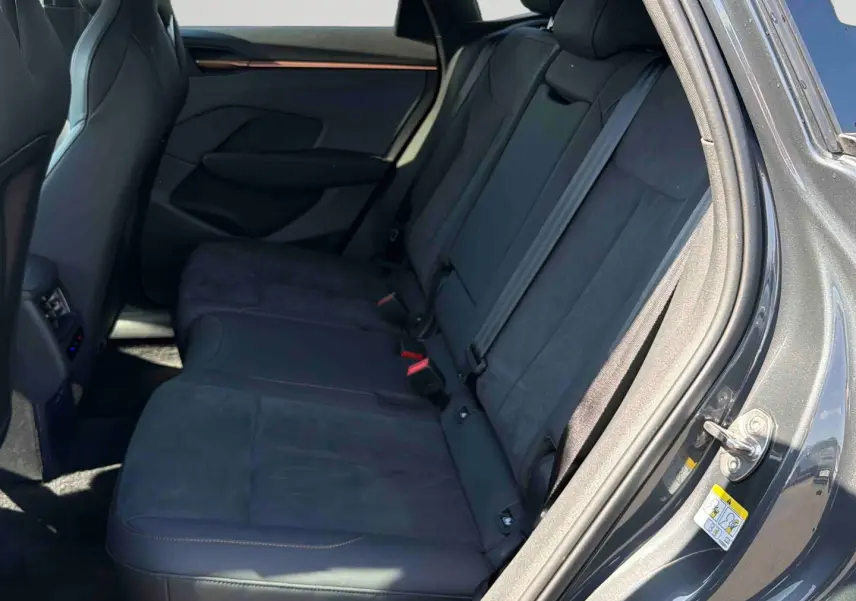 Vue intérieure côté arrière droit du CUPRA TERRAMAR gris, montrant les sièges arrière en cuir et alcantara.