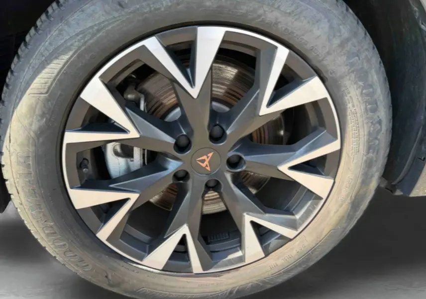 Gros plan sur la jante 18 pouces anthracite et argentée du CUPRA TERRAMAR gris, avec logo CUPRA central visible.