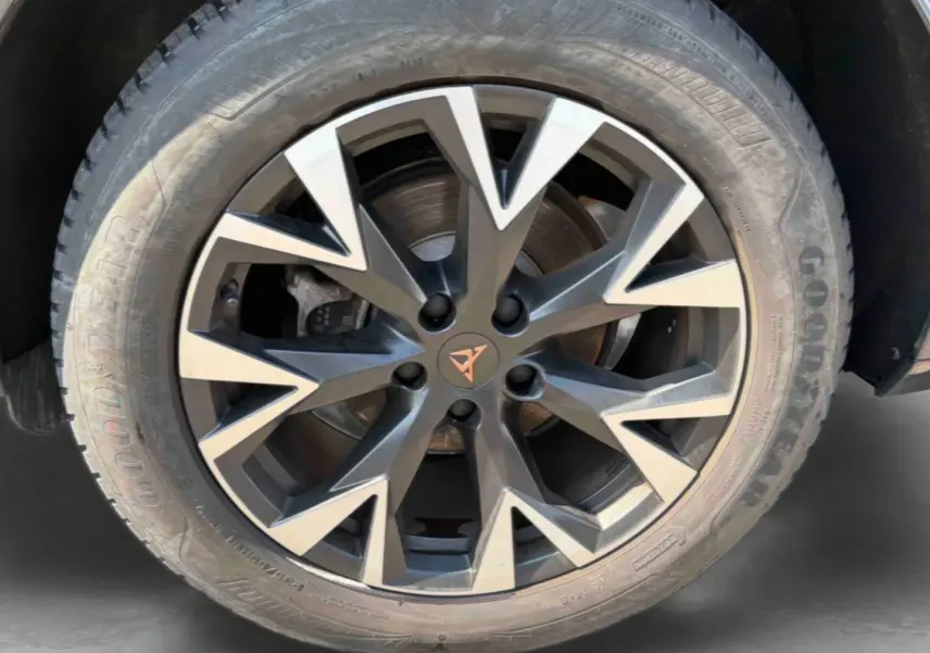 Gros plan sur la jante 18 pouces anthracite et argentée du CUPRA TERRAMAR 1.5 eHybrid gris, avec logo central distinctif.