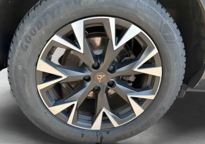 Gros plan sur la jante 18'' anthracite et argentée de la CUPRA TERRAMAR 1.5 eHybrid 2025, avec logo central distinctif.
