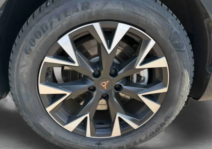 Gros plan sur la jante 18'' anthracite et argentée du CUPRA TERRAMAR 1.5 eHybrid, avec logo central distinctif.