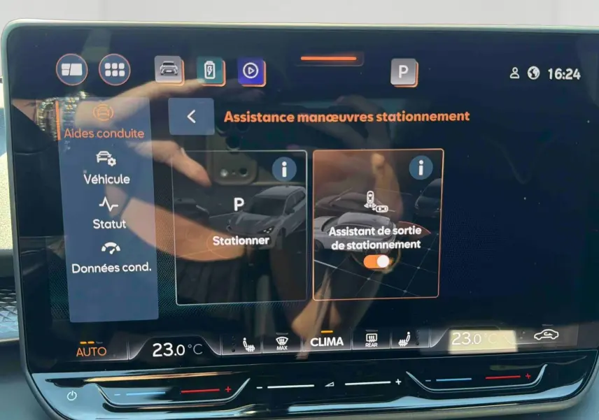 Écran tactile HD 12,9 pouces du système d’info-divertissement du CUPRA Terramar 2025 montrant l’assistance au stationnement.