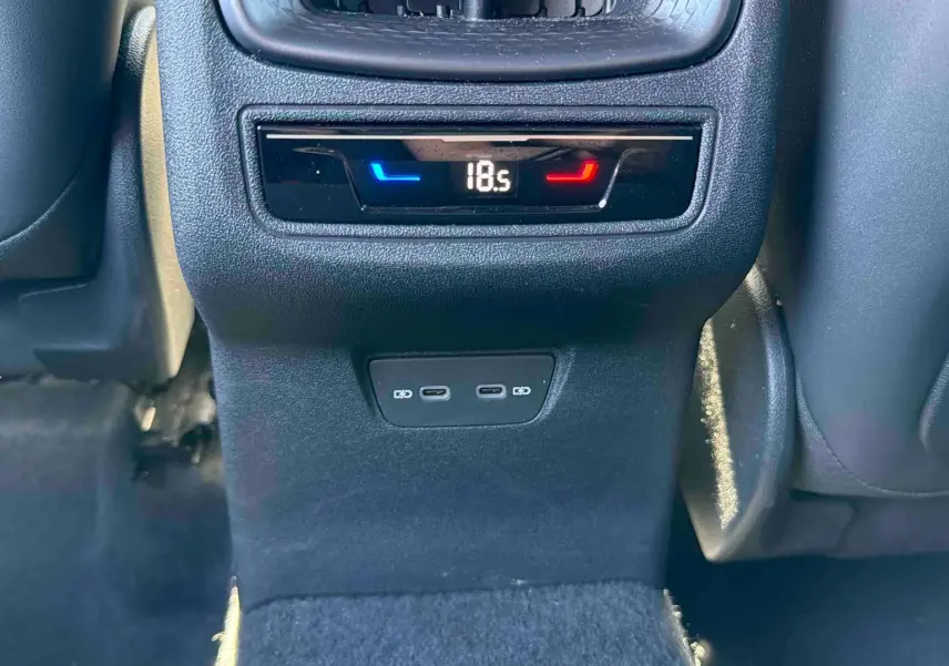 Détail de la console arrière avec commandes climatisation et deux ports USB-C du CUPRA Terramar gris 2025.
