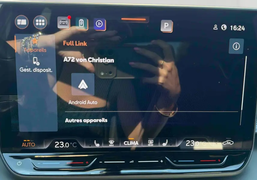 Écran tactile HD 12,9 pouces du système d’info-divertissement du CUPRA Terramar 2025, affichant Android Auto.