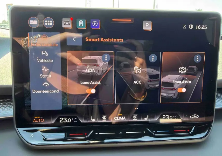 Écran tactile HD 12,9 pouces du système d’info-divertissement du CUPRA Terramar 2025 affichant les assistants de conduite.