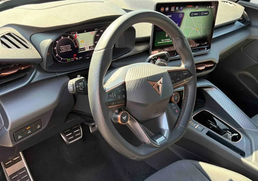 Vue intérieure centrée sur le volant cuir noir et le tableau de bord numérique du CUPRA TERRAMAR 2025.
