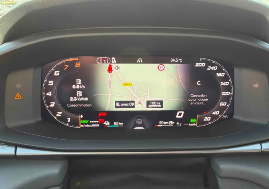 Vue rapprochée du tableau de bord numérique de la CUPRA TERRAMAR 2025 affichant la navigation et les données de conduite.