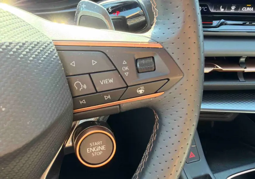 Gros plan sur le volant cuir perforé et les commandes multifonctions du CUPRA TERRAMAR 1.5 eHybrid 2025.