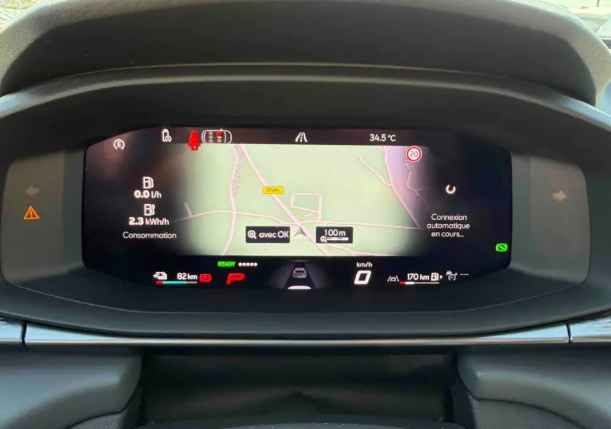 Affichage numérique du tableau de bord du CUPRA TERRAMAR 1.5 eHybrid, avec navigation et informations de conduite.