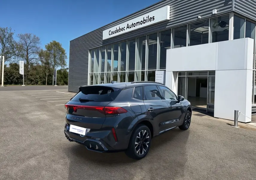 Vue 3/4 arrière droite d'une CUPRA Terramar grise 2025, avec jantes anthracites et feux arrière LED distinctifs.