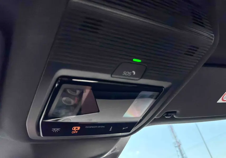 Vue intérieure du plafonnier avec commandes SOS et indicateurs lumineux du CUPRA TERRAMAR 2025 gris.