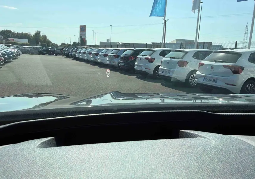 Vue depuis l'habitacle d'une CUPRA TERRAMAR grise, avec affichage tête haute visible sur le pare-brise.