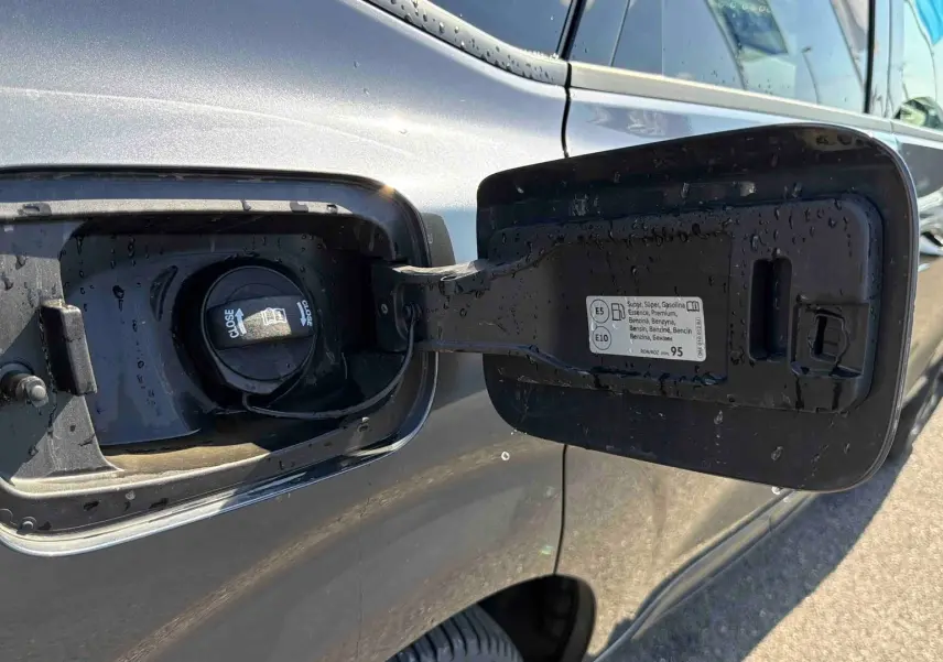 Trappe de carburant ouverte côté gauche d'une CUPRA TERRAMAR grise sous lumière naturelle.