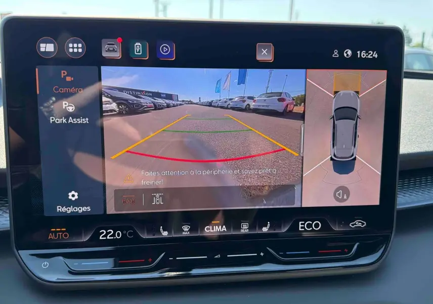 Écran tactile HD 12,9 pouces affichant la caméra de recul et l'aide au stationnement du CUPRA Terramar gris 2025.