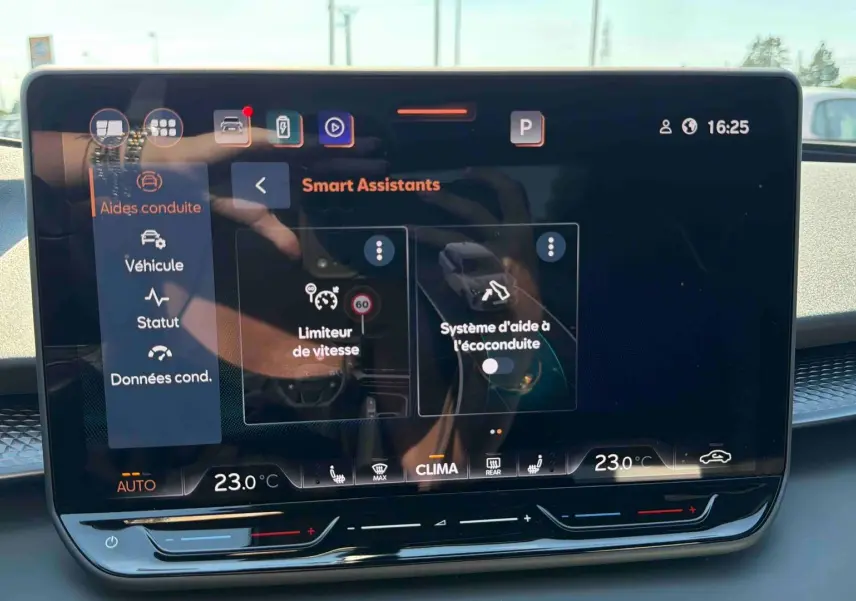 Écran tactile HD 12,9 pouces du système d’info-divertissement du CUPRA Terramar 2025 affichant les assistants de conduite.