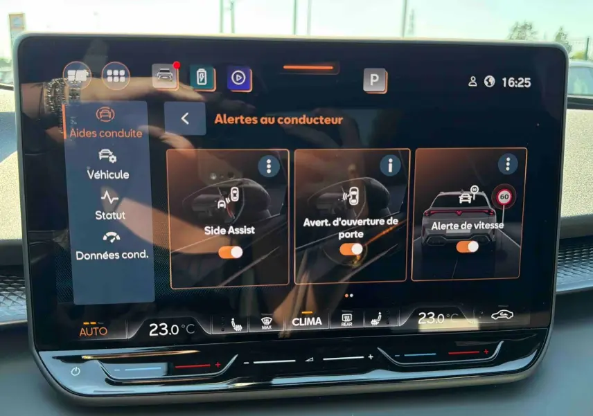 Écran tactile HD 12,9 pouces du tableau de bord du CUPRA TERRAMAR 2025 affichant les alertes au conducteur.