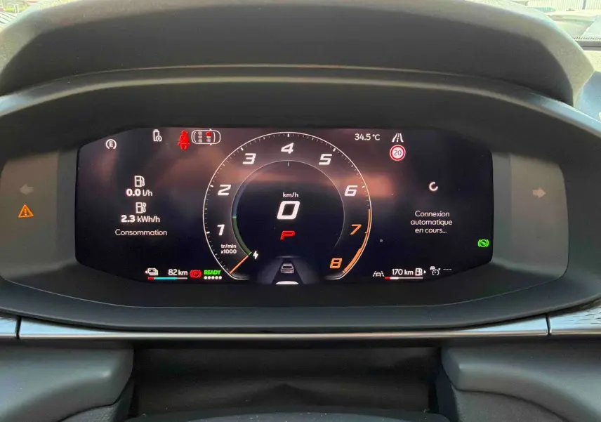 Affichage numérique du tableau de bord de la CUPRA TERRAMAR 1.5 eHybrid, avec compte-tours et informations de conduite.