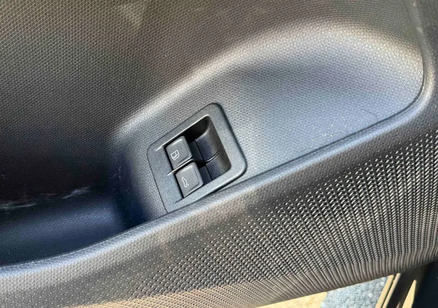 Gros plan sur les commandes de la porte intérieure noire du côté gauche du CUPRA Terramar 2025.