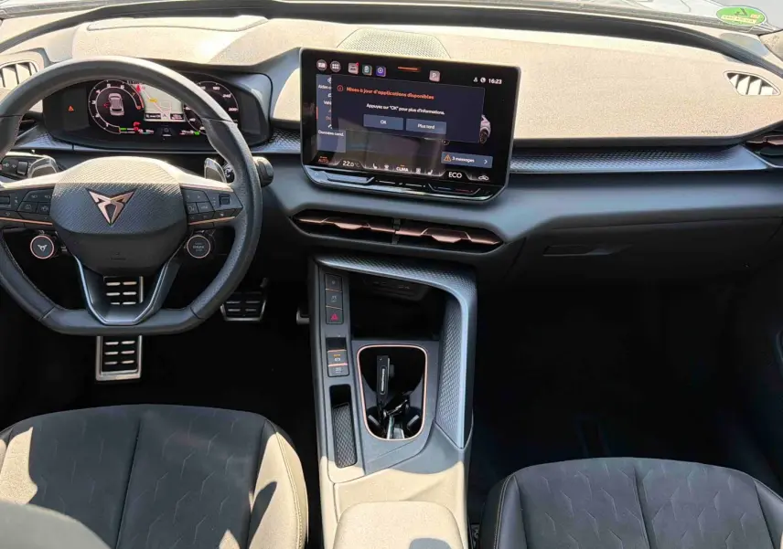 Vue intérieure avant du CUPRA TERRAMAR 2025, tableau de bord et volant cuir multifonction avec écran tactile central.