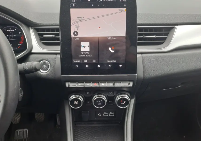 Tableau de bord du Renault Captur TCE 90CH TECHNO 2024 avec écran tactile central affichant navigation et radio Skyrock.