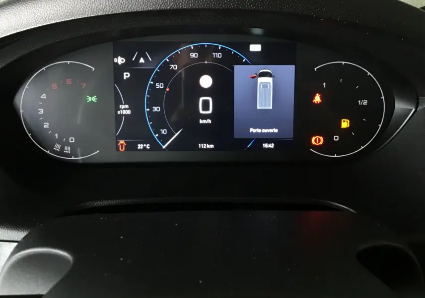 Tableau de bord numérique du Peugeot Boxer Fourgon 2025 affichant vitesse zéro et alerte porte ouverte.