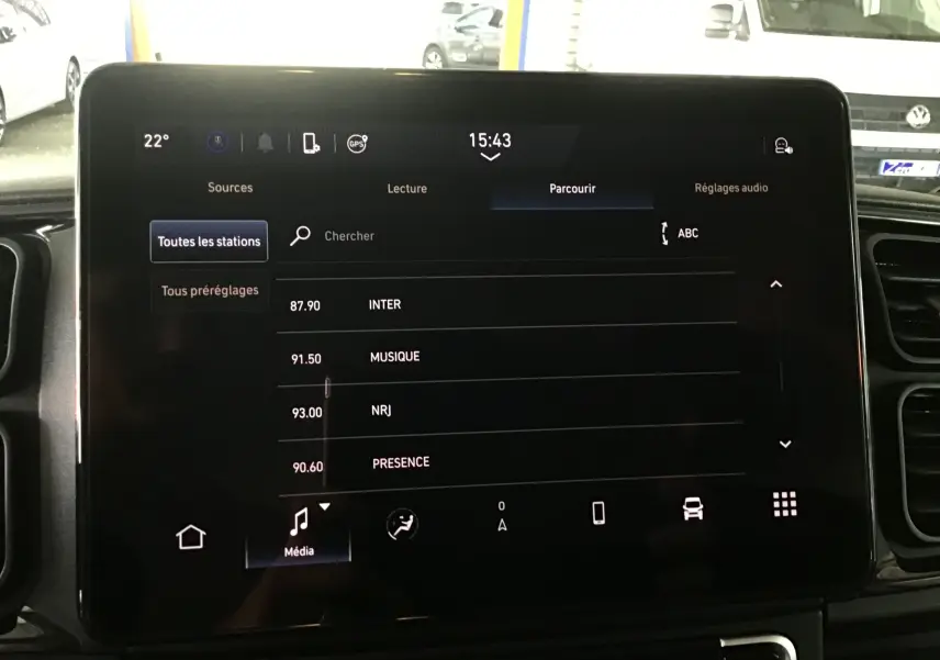 Écran tactile multimédia du Peugeot Boxer Fourgon blanc 2025, vue intérieure centrée sur la console centrale