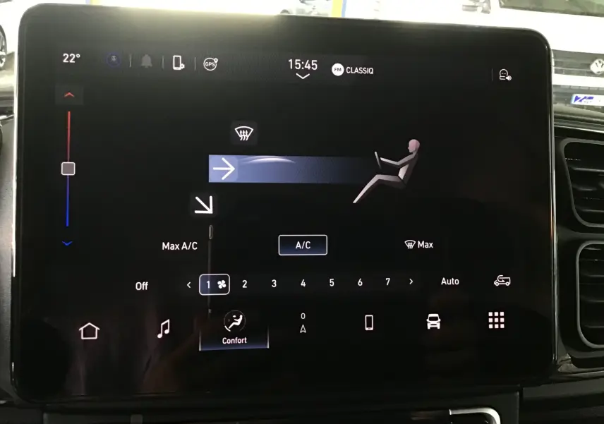 Écran tactile central du PEUGEOT Boxer Fourgon blanc 2025 affichant les réglages de climatisation et ventilation.