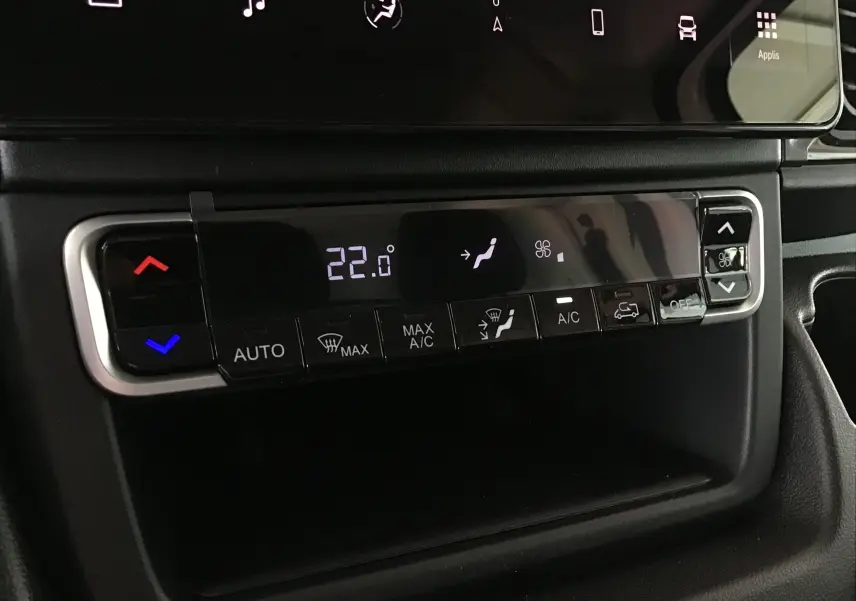 Panneau de commande de climatisation digitale affichant 22°C dans l'habitacle du Peugeot Boxer Fourgon blanc 2025.