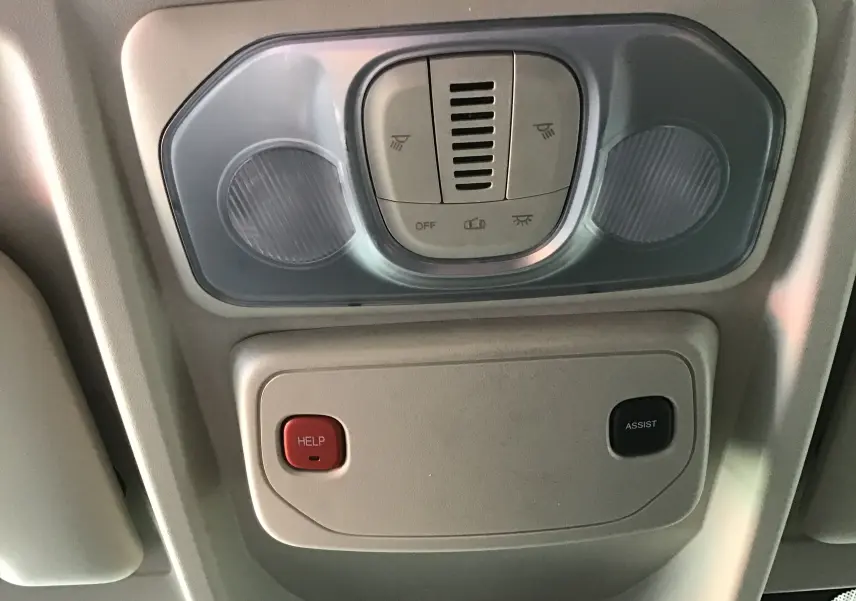 Vue intérieure du plafonnier du Peugeot Boxer Fourgon blanc 2025 avec boutons HELP et ASSIST intégrés.