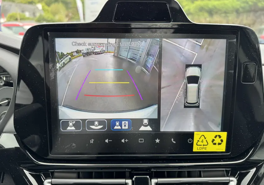 Écran multimédia du Suzuki S-Cross 2025 montrant la caméra de recul et la vue à 360° en intérieur noir.