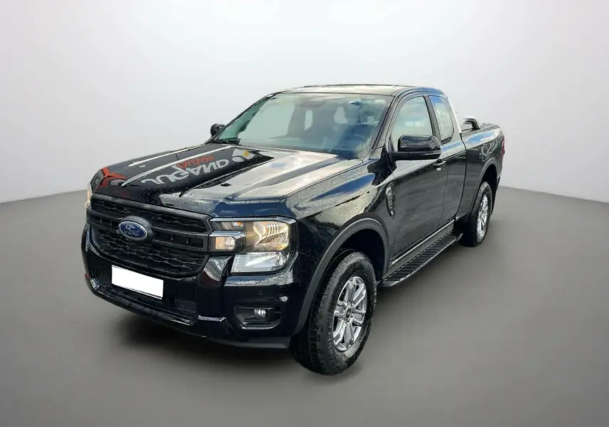 Ford Ranger TDCI 170 noir shadow en 3/4 avant droit, avec marchepieds et arceaux inox visibles.