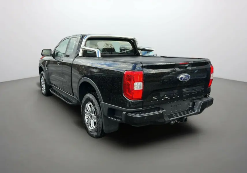 Ford Ranger TDCI 170 noir shadow vu en 3/4 arrière droit avec rideau coulissant et arceaux inox visibles.
