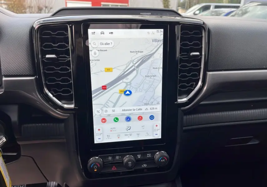 Vue rapprochée de la console centrale noire du Ford Ranger 2025 avec écran tactile affichant la navigation GPS.