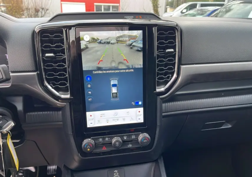 Vue intérieure centrée sur l'écran tactile vertical affichant la caméra de recul du Ford Ranger noir Shadow 2025.