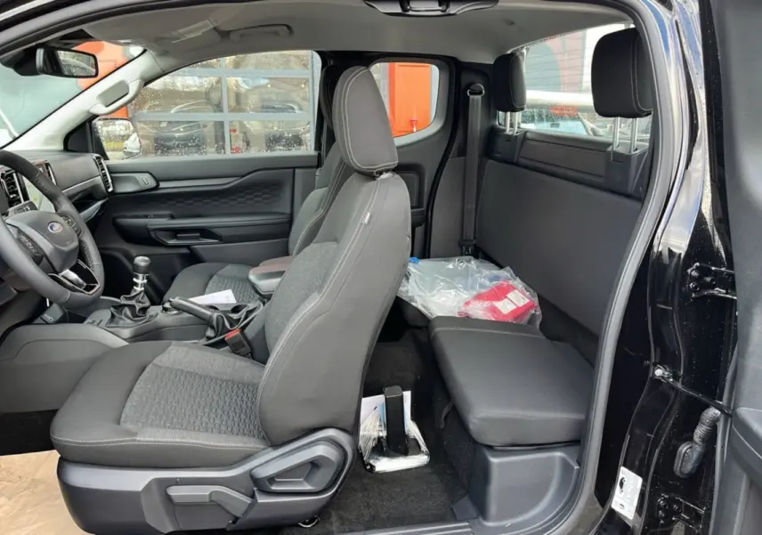 Vue intérieure côté droit du Ford Ranger 2025 noir shadow, montrant les sièges avant et banquette arrière rideau supercab.