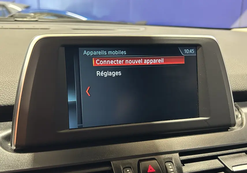Écran central du tableau de bord de la BMW Série 2 Active Tourer 216d affichant le menu de connexion Bluetooth.