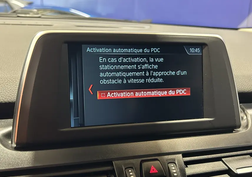 Écran central du tableau de bord de BMW Série 2 Active Tourer 216d affichant l'activation automatique du PDC.
