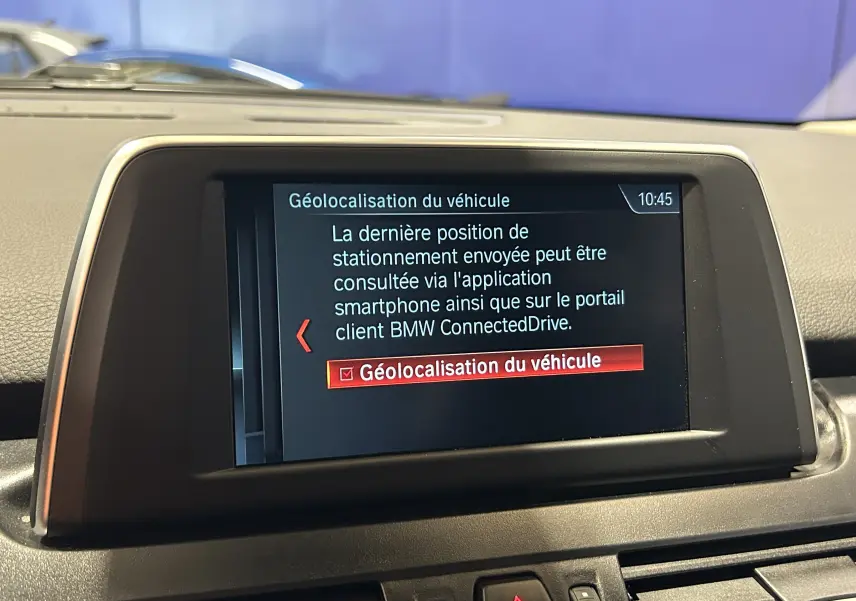 Écran central du tableau de bord de la BMW Série 2 Active Tourer blanc, affichant l'option géolocalisation du véhicule.