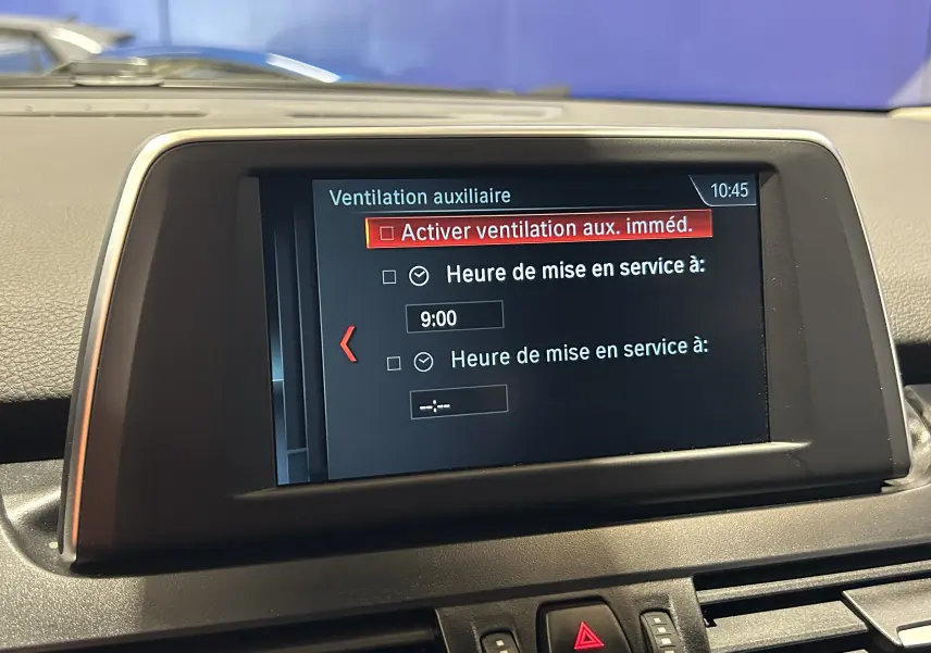 Écran central de la BMW Série 2 Active Tourer 216d blanc, affichant le menu de ventilation auxiliaire intérieur.