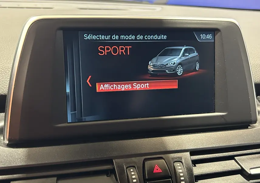 Écran central affichant le mode de conduite Sport avec une image 3/4 avant d'une BMW Série 2 Active Tourer grise.