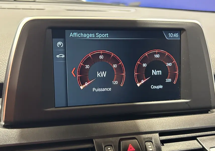 Écran central intérieur affichant la puissance et le couple en mode sport de la BMW Série 2 Active Tourer 216d.